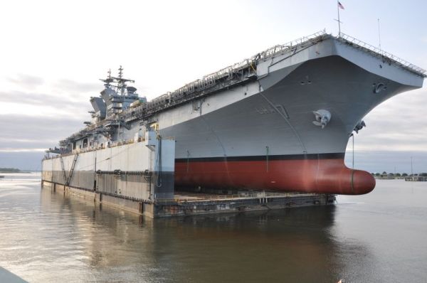 Спущен на воду новый американский универсальный десантный корабль Tripoli