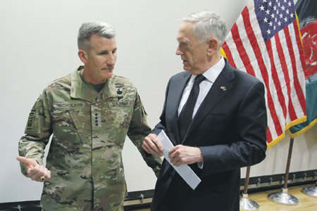 Министр обороны США Джеймс Мэттис (справа) обсуждает с генералом Николсоном вопрос о дальнейших действиях в Афганистане.