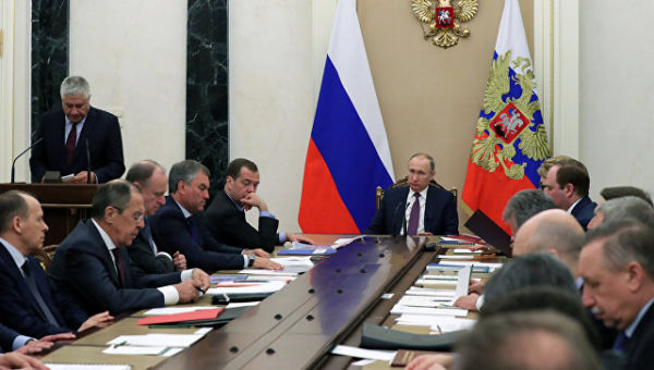 Президент России Владимир Путин проводит совещание с постоянными членами Совета безопасности РФ. Архивное фото