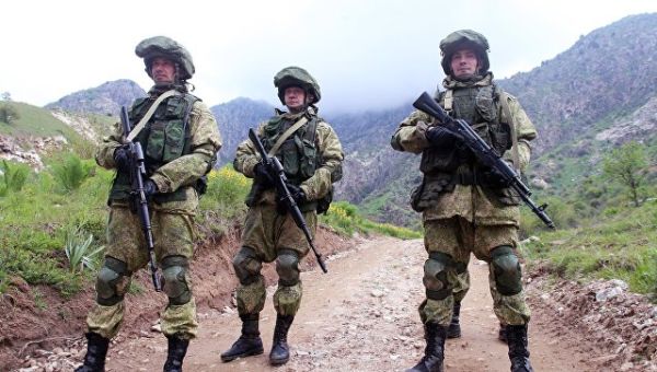 Спецназ ищет незаконные вооруженные формирования на учениях в Таджикистане