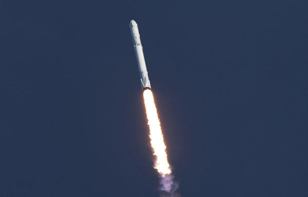 SpaceX вывела на орбиту корабль с грузом для МКС