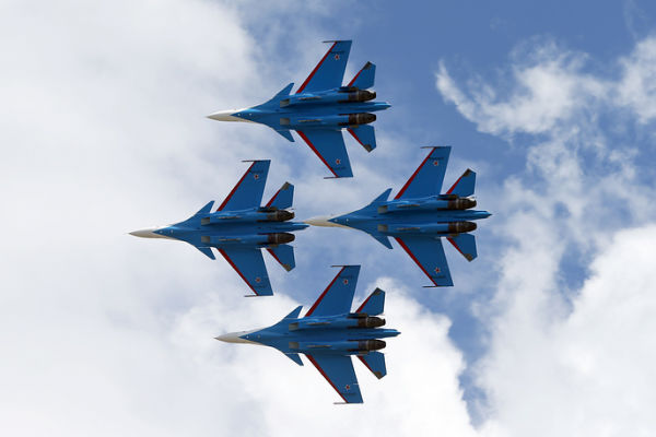 Экипажи "Русских Витязей" впервые отработали дозаправку в воздухе на новейших истребителях Су-30СМ