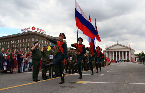 Танцы, военное ралли и самый большой флаг: на юге страны отмечают День России