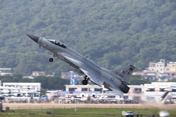 Начались летные испытания первого истребителя JF-17 "Тандер", предназначенного для ВВС Мьянмы