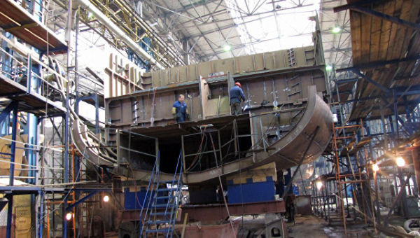 Рабочие на Средне-Невском судостроительном заводе. Архивное фото
