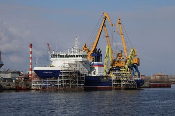 Судно тылового обеспечения ледового класса "Эльбрус" готовится к переходу из Санкт-Петербурга в порт базирования Мурманск