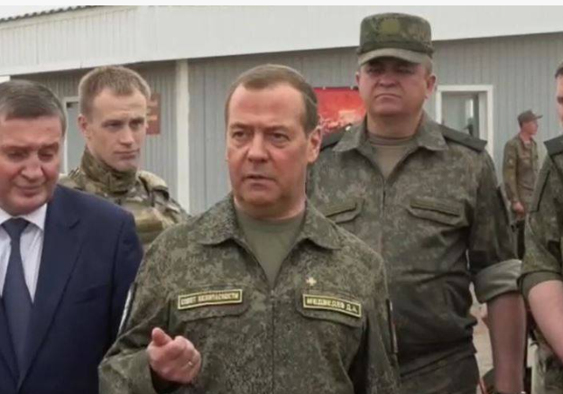 Зампред Совбеза РФ Дмитрий Медведев назвал темпы роста выпуска военной продукции «впечатляющими»