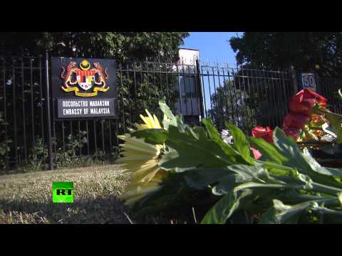 Москвичи приносят цветы к посольствам Малайзии и Нидерландов