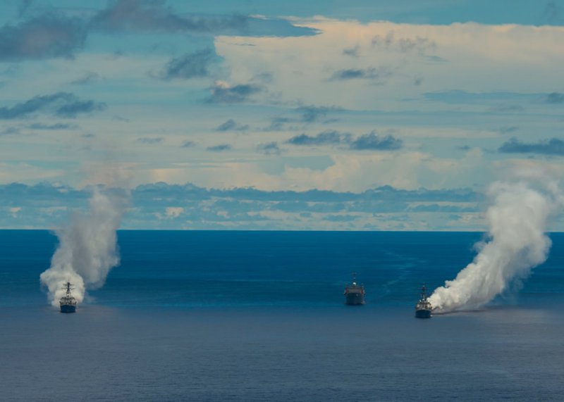 Карбоновые облака скрывают эсминцы от противокорабельных ракет