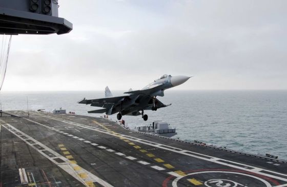 Летчики палубной авиации Северного флота отрабатывают приемы воздушного боя
