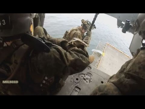 Тренинг спецназа морской пехоты США на десантном корабле
