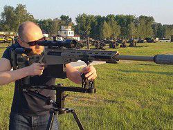Яценюк испытал новую снайперскую винтовку