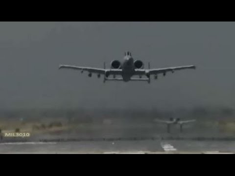 Взлет штурмовиков A-10 в Афганистане на авиабазе Баграм