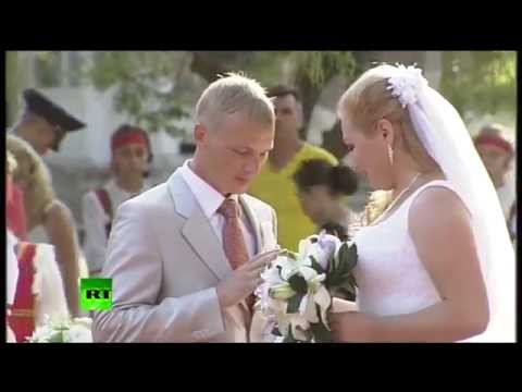 В Астрахани сыграли свадьбу 4 пары украинских беженцев