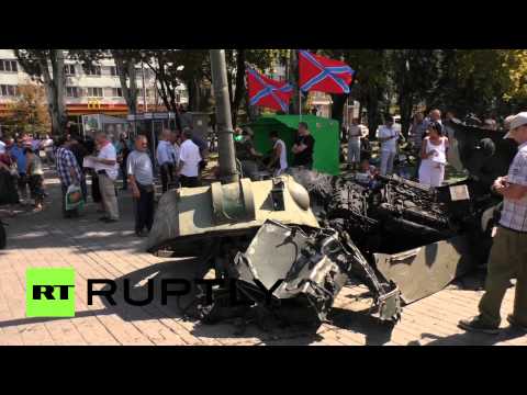 В центре Донецка выставили подбитую военную технику