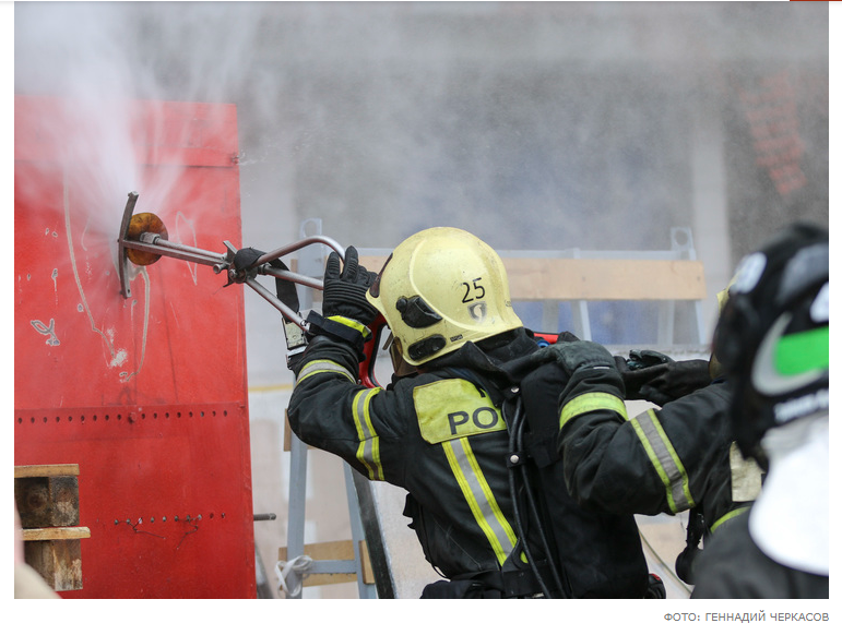 Специальный поезд прибыл для тушения пожара на нефтебазе в Брянской области