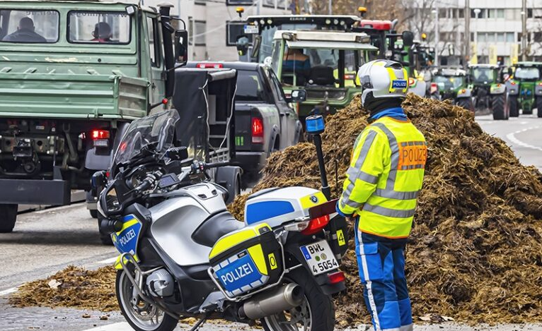 Шольца смешали с навозом, но деньги, выделенные Киеву, не пахнут