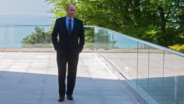 Президент РФ Владимир Путин перед началом встречи с федеральным канцлером ФРГ Ангелом Меркель. 2 мая 2017 Президент РФ Владимир Путин перед началом встречи с федеральным канцлером ФРГ Ангелом Меркель. 2 мая 2017