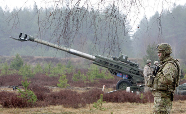 Военнослужащие блока НАТО возле гаубицы М-777 на военных учениях Operation Summer Shield на полигоне в Латвии Военнослужащие блока НАТО возле гаубицы М-777 на военных учениях Operation Summer Shield на полигоне в Латвии