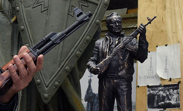 Модель памятника Михаилу Калашникову российского скульптора Салавата Щербакова в Москве Модель памятника Михаилу Калашникову российского скульптора Салавата Щербакова в Москве