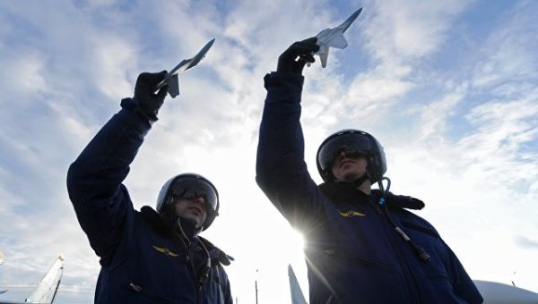 Летчики 31-го авиационного истребительного полка отрабатывают фигуры высшего пилотажа. Архивное фото Летчики 31-го авиационного истребительного полка отрабатывают фигуры высшего пилотажа. Архивное фото